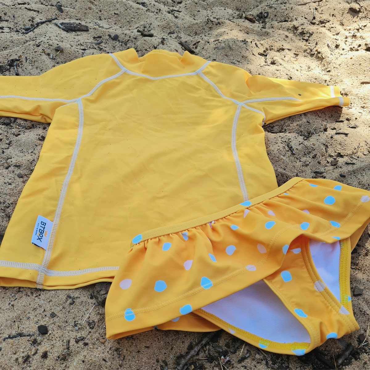 CAMISETA BTBOX UPF 50+ M/C LUNARES MOSTAZA 4-5 AÑOS